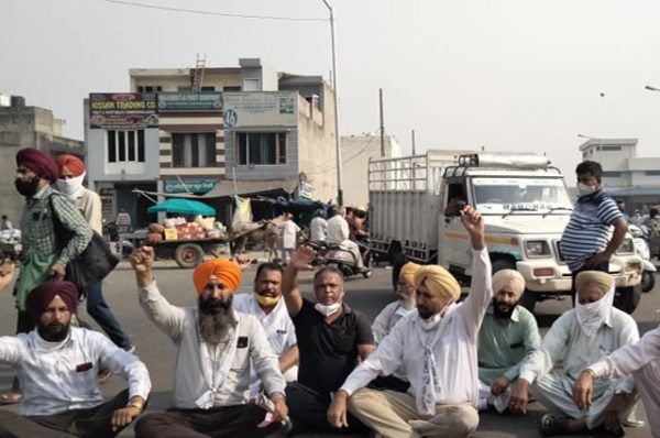 ਮੰਡੀ ‘ਚ ਟੈਕਸ ਵਿਰੁੱਧ ਆਪ ਦਾ ਧਰਨਾ