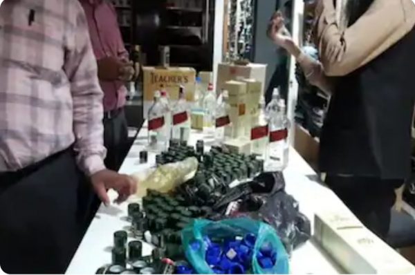 ਬਰੈਂਡਡ ਸ਼ਰਾਬ ਦੀਆਂ ਬੋਤਲਾਂ ‘ਚ ਨਕਲੀ ਸ਼ਰਾਬ ਪਾਕੇ ਵੇਚਣ ਦਾ ਧੰਦਾ ਕਰਨ ਵਾਲੀ ਫੈਕਟਰੀ ਤੇ ਛਾਪਾ