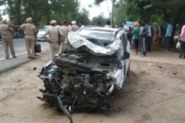 ਕਾਰ- ਮੋਟਰਸਾਈਕਲ ਦੀ ਜ਼ਬਰਦਸਤ ਟੱਕਰ,ਪਤੀ-ਪਤਨੀ ਤੇ ਤਿੰਨ ਬੱਚਿਆਂ ਦੀ ਮੌਤ, ਤਿੰਨ ਜ਼ਖ਼ਮੀ