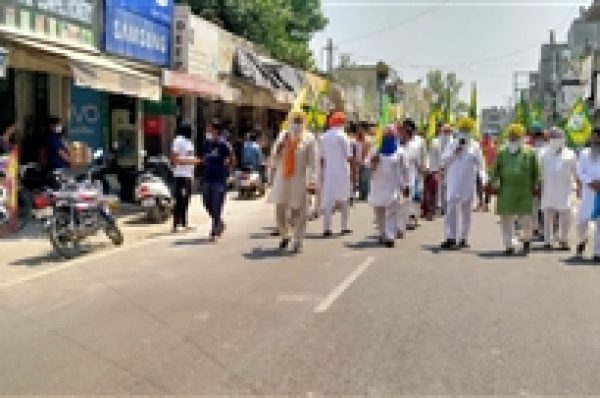 ਮੋਗਾ ‘ਚ ਮਾਹੌਲ ਤਣਾਅਪੂਰਨ, ਬਾਜ਼ਾਰ ਖੁੱਲ੍ਹਵਾਉਣ ਪੁੱਜੀਆਂ ਕਿਸਾਨ ਯੂਨੀਅਨਾਂ, ਵੱਡੀ ਗਿਣਤੀ ‘ਚ ਪੁਲਿਸ ਤਾਇਨਾਤ