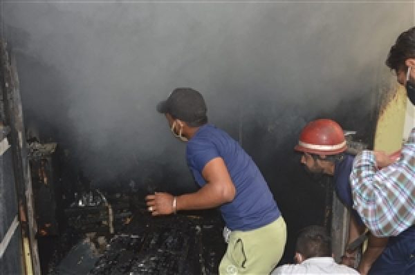 ਜਲੰਧਰ ਦੇ ਪਾਸਪੋਰਟ ਦਫ਼ਤਰ ਦੀ ਇਮਾਰਤ ‘ਚ ਲੱਗੀ ਅੱਗ, ਤੀਜੀ ਮੰਜ਼ਿਲ ‘ਤੇ ਸਥਿਤ ਇੰਸ਼ੋਰੈਂਸ ਕੰਪਨੀ ਦੇ ਦਫ਼ਤਰ ਦਾ ਲੱਖਾਂ ਦਾ ਸਾਮਾਨ ਸੜ ਕੇ ਸੁਆਹ