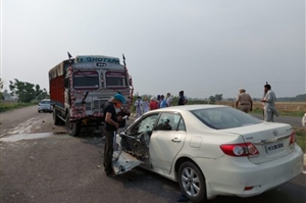 ਫ਼ਤਹਿਗੜ੍ਹ ਸਾਹਿਬ ਨੇੜੇ ਵੱਡਾ ਹਾਦਸਾ, ਸ਼ਰਾਬ ਦੀਆਂ ਬੋਤਲਾਂ ਨਾਲ ਲੱਦੇ ਟਰੱਕ ‘ਚ ਵੱਜੀ ਕਾਰ, AAP ਦੇ ਸੀਨੀਅਰ ਆਗੂ ਸਮੇਤ 3 ਦੀ ਮੌਤ