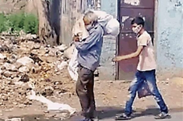 ਜਲੰਧਰ ਦੀ ਦਰਦਨਾਕ ਤਸਵੀਰ, ਬਜ਼ੁਰਗ ਨੇ ਮੋਢਿਆਂ ’ਤੇ ਚੁੱਕੀ ਲਾਸ਼, ਲੋਕ ਲੰਘਦੇ ਰਹੇ…ਕਿਸੇ ਨੇ ਨਹੀਂ ਦਿੱਤਾ ਸਹਾਰਾ