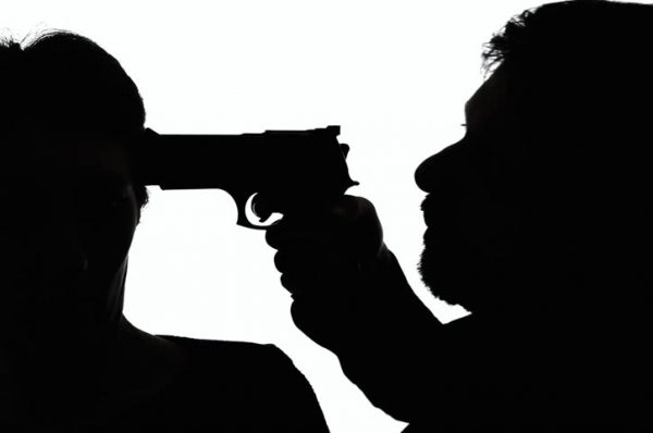 ਸੈਲੂਨ ‘ਚ ਕੰਮ ਕਰਦੀ ਕੁੜੀ ਦੀ ਗੋਲ਼ੀਆਂ ਮਾਰ ਕੇ ਕੀਤੀ ਹੱਤਿਆ, ਪਿਸਤੌਲ ਛਾਤੀ ‘ਤੇ ਰੱਖ ਗਏ ਹੱਤਿਆਰੇ