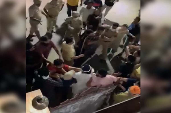 ਜਲੰਧਰ ’ਚ ਕਰਫ਼ਿਊ ਦੌਰਾਨ ਪੁਲਸ ਸਾਹਮਣੇ ਆਪਸ ’ਚ ਭਿੜੀਆਂ ਦੋ ਧਿਰਾਂ, ਚੱਲੇ ਇੱਟਾਂ-ਪੱਥਰ