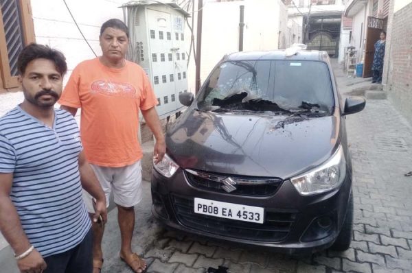 ਘਰ ਦੇ ਬਾਹਰ ਖੜ੍ਹੀ ਕਾਰ ਨੂੰ ਡੀਜ਼ਲ ਪਾ ਕੇ ਲਾਈ ਅੱਗ