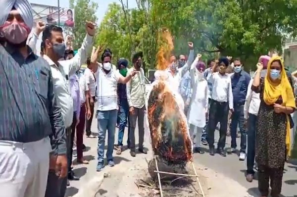 ਬਠਿੰਡਾ ’ਚ ਅਧਿਆਪਕਾਂ ਨੇ ਸਿੱਖਿਆ ਮੰਤਰੀ ਦਾ ਪੁਤਲਾ ਫੂਕ ਕੇ ਕੀਤਾ ਰੋਸ ਪ੍ਰਦਰਸ਼ਨ