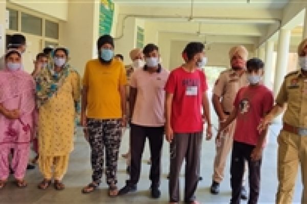 ਗੈਂਗਸਟਰ ਦੀ ਪਤਨੀ ਤੇ ਸਾਥੀਆਂ ਤੋਂ ਭਾਰੀ ਮਾਤਰਾ ‘ਚ ਅਸਲਾ ਬਰਾਮਦ