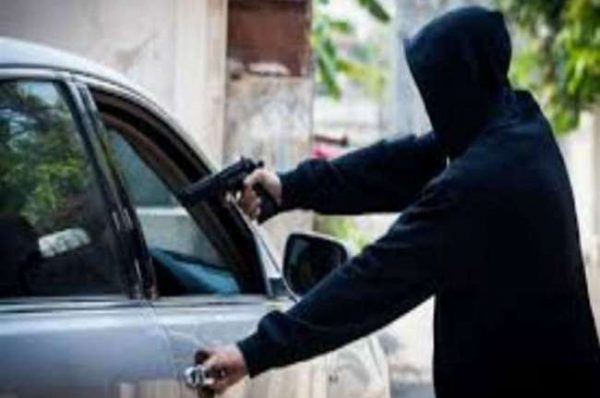 ਅੰਮਿ੍ਤਸਰ ‘ਚ ਚਾਰ ਲੁਟੇਰੇ ਪਿਸਤੌਲ ਦੇ ਜ਼ੋਰ ‘ਤੇ ਵਿਅਕਤੀ ਕੋਲੋਂ ਕਾਰ ਖੋਹ ਕੇ ਫ਼ਰਾਰ ਹੋਏ