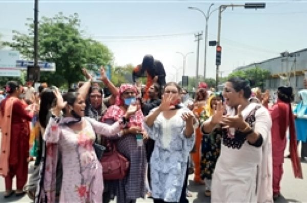 ਡੇਰੇ ਦੀ ਜ਼ਮੀਨ ਲਈ ਭਿੜੀਆਂ ਕਿੰਨਰਾਂ ਦੀਆਂ ਦੋ ਧਿਰਾਂ, ਪੂਨਮ ਮਹੰਤ ਨੇ ਕਿਸਾਨ ਜਥੇਬੰਦੀਆਂ ਨੇ ਬੱਸ ਸਟੈਂਡ ਚੌਕ ‘ਚ ਲਾਇਆ ਜਾਮ