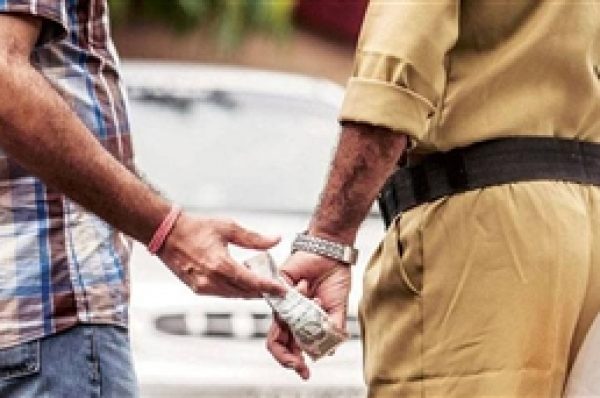 ਰਿਸ਼ਵਤ ਲੈਣ ਦੇ ਦੋਸ਼ ’ਚ ਥਾਣਾ ਸਿਟੀ ਦਾ ਹੌਲਦਾਰ ਤੇ ਵਲੰਟੀਅਰ ਰੰਗੇ ਹੱਥੀਂ ਗਿ੍ਫ਼ਤਾਰ