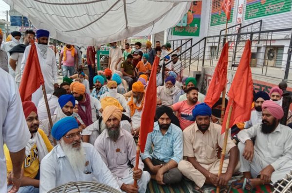 ਸ਼ਰਾਬ ਦੇ ਠੇਕੇ ਖੁੱਲ੍ਹੇ ਰਹਿਣ ਤੇ ਆਮ ਦੁਕਾਨਦਾਰਾਂ ਨੂੰ ਪੁਲਿਸ ਵਲੋਂ ਤੰਗ ਪ੍ਰੇਸ਼ਾਨ ਕਰਨ ਦੇ ਕਾਰਨ ਲਗਾਇਆ ਧਰਨਾ