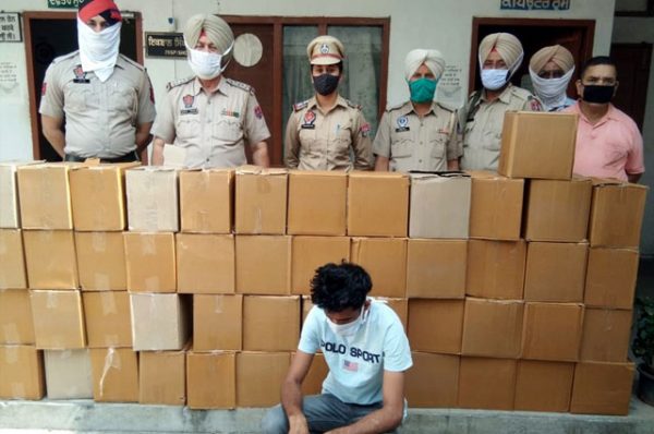 ਪੁਲਿਸ ਵਲੋਂ ਇਨੋਵਾ ਕਾਰ ‘ਚੋਂ ਚੰਡੀਗੜ੍ਹ ਮਾਰਕਾ ਸ਼ਰਾਬ ਦੀਆਂ 50 ਪੇਟੀਆਂ ਬਰਾਮਦ