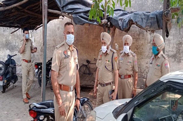 ਦੋਰਾਹਾ ਜੀ. ਟੀ. ਰੋਡ ਪੁਲਿਸ ਨਾਕੇ ਤੋਂ ਇਕ ਪੁਲਿਸ ਮੁਲਾਜ਼ਮ ਨੂੰ ਜ਼ਖ਼ਮੀ ਕਰ ਕੇ ਚਾਰ ਅਣਪਛਾਤੇ ਨੌਜਵਾਨ ਅਸਲਾ ਖੋਹ ਕੇ ਫ਼ਰਾਰ