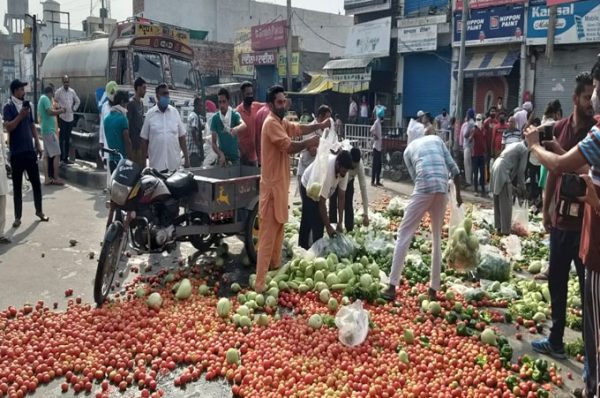 ਰੇਹੜੀ ਯੂਨੀਅਨ ਵਲੋਂ ਪ੍ਰਸ਼ਾਸਨ ਖ਼ਿਲਾਫ਼ ਸਬਜ਼ੀਆਂ ਮੁੱਖ ਸੜਕ ‘ਤੇ ਸੁੱਟ ਆਵਾਜਾਈ ਕੀਤੀ ਠੱਪ