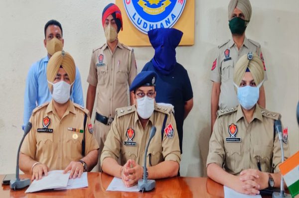 ਰਾਜਸੀ ਆਗੂਆਂ ਨਾਲ ਕਰੋੜਾਂ ਦੀ ਠੱਗੀ ਕਰਨ ਵਾਲੇ ਸ਼ਿਵ ਸੈਨਾ ਆਗੂ ਸਾਥੀ ਸਮੇਤ ਗ੍ਰਿਫ਼ਤਾਰ