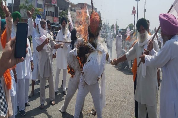 ਕਿਸਾਨ ਸੰਘਰਸ਼ ਕਮੇਟੀ ਨੇ ਮੋਦੀ ਅਤੇ ਖੱਟੜ ਦਾ ਪੁਤਲਾ ਫੂਕਿਆ
