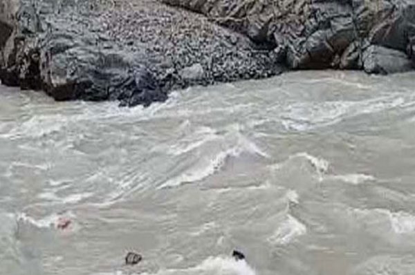 ਉੱਤਰ ਪ੍ਰਦੇਸ਼ ਤੋਂ ਨੌਂ ਯਾਤਰੀਆਂ ਨੂੰ ਲੈ ਕੇ ਜਾ ਰਹੀ ਇਕ ਕੈਬ ਚਨਾਬ ਦਰਿਆ ‘ਚ ਡਿੱਗੀ