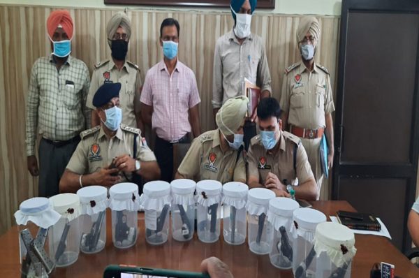 ਖੰਨਾ ਪੁਲਿਸ ਨੇ 11 ਰਿਵਾਲਵਰ, 25 ਮੈਗਜ਼ੀਨ ਫੜ੍ਹੇ – ਐਸ.ਐੱਸ.ਪੀ. ਗਰੇਵਾਲ …