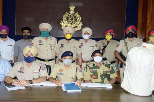 ਪੁਲਿਸ ਨੇ ਨਸ਼ਾ ਤਸਕਰ ਦਬੋਚ ਸਰਹੱਦ ਤੋਂ ਫੜੀ ਪਾਕਿਸਤਾਨ ਤੋਂ ਆਈ 65 ਕਰੋੜ ਦੇ ਮੁੱਲ ਦੀ ਹੈਰੋਇਨ