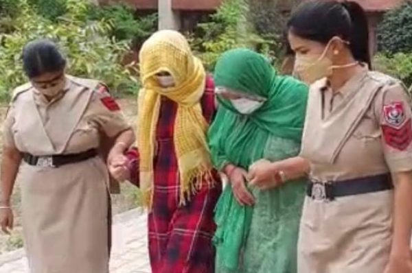 ਸੈਕੜੇ ਲੋਕਾਂ ਨਾਲ ਕਰੋੜਾਂ ਦੀ ਠੱਗੀ ਮਾਰਨ ਵਾਲੇ ਧਵਨ ਪਰਿਵਾਰ ਦੇ ਮੈਂਬਰਾਂ ਨੇ ਕੀਤਾ ਆਤਮ ਸਮਰਪਣ