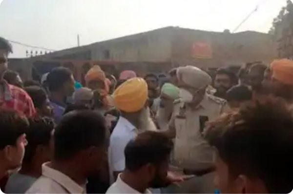 ਪੁਲਿਸ ਨੇ ਨਸ਼ਾ ਸਮੱਗਲਰ ਫੜ ਕੇ ਛੱਡੇ, ਭੜਕੇ ਪਿੰਡ ਵਾਸੀਆਂ ਨੇ ਪੁਲਿਸ ਮੁਲਾਜ਼ਮਾਂ ਦਾ ਕੀਤਾ ਘਿਰਾਓ