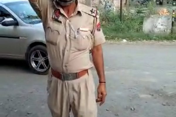 ਨਸ਼ੇ ‘ਚ ਟੱਲੀ ਏਐੱਸਆਈ ਨੇ ਸੜਕ ‘ਤੇ ਕੀਤਾ ਤਮਾਸ਼ਾ, ਰਾਹਗੀਰਾਂ ਲਈ ਵਰਤੀ ਭੱਦੀ ਸ਼ਬਦਾਵਲੀ, ਵੀਡੀਓ ਹੋਈ ਵਾਇਰਲ