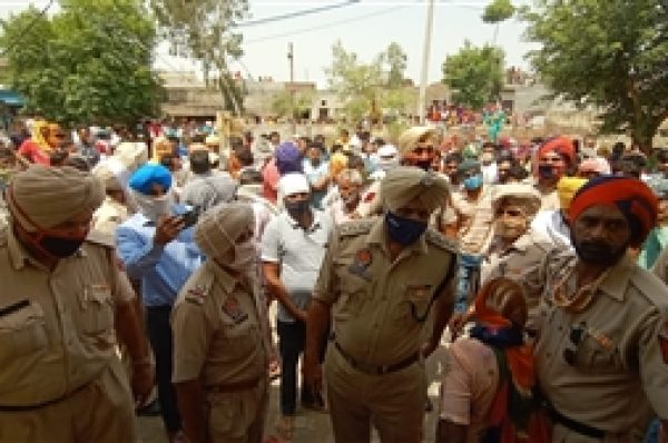 ਗੁਰਦੁਆਰਾ ਸਾਹਿਬ ਦੇ ਗ੍ਰੰਥੀ ਵੱਲੋਂ ਧਾਗੇ ਤਵੀਤ ਕਰਨ ਦਾ ਮਾਮਲਾ : ਸਿੱਖ ਜਥੇਬੰਦੀ ਅਤੇ ਪਿੰਡ ਵਾਸੀ ਹੋਏ ਆਹਮੋ ਸਾਹਮਣੇ- ਸਥਿਤੀ ਬਣੀ ਤਣਾਅਪੂਰਨ