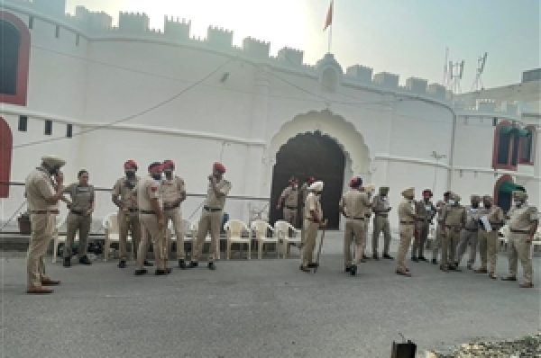 BJP ਆਗੂ ਬਰਨਾਲਾ ਪਰਿਵਾਰ ਨਾਲ ਬੰਦ ਕਮਰਾ ਮੀਟਿੰਗ ਕਰਕੇ ਕਿਸਾਨਾਂ ਦੇ ਘਿਰਾਓ ਤੋਂ ਡਰਦਿਆਂ ਪਿਛਲੇ ਗੇਟੋਂ ਭੱਜਿਆ