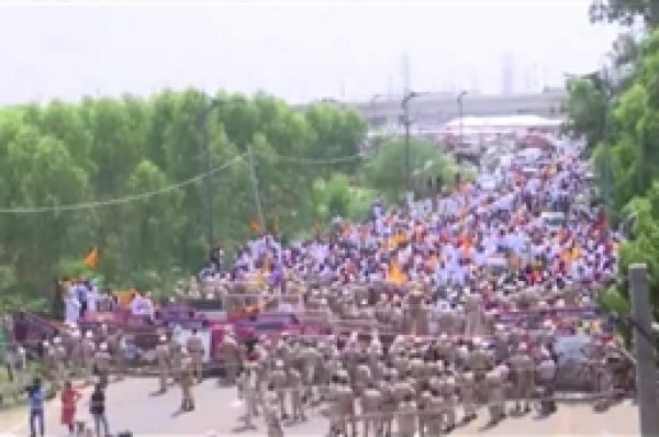 ਮੁੱਖ ਮੰਤਰੀ ਦੀ ਰਿਹਾਇਸ਼ ਘੇਰਨ ਜਾ ਰਹੇ ਅਕਾਲੀ ਤੇ ਬਸਪਾ ਵਰਕਰਾਂ ‘ਤੇ ਪੁਲਿਸ ਨੇ ਛੱਡੀਆਂ ਪਾਣੀ ਦੀਆਂ ਬੁਛਾੜਾਂ, ਸੁਖਬੀਰ ਬਾਦਲ ਨੂੰ ਲਿਆ ਹਿਰਾਸਤ ‘ਚ