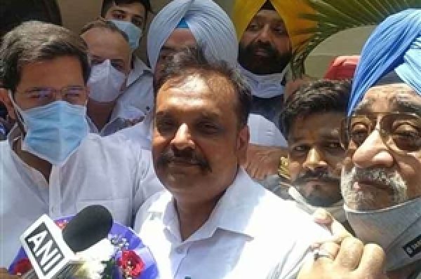 ਕੇਜਰੀਵਾਲ ਦੀ ਮੌਜੂਦਗੀ ‘ਚ ਸਾਬਕਾ IG ਕੁੰਵਰ ਵਿਜੈ ਪ੍ਰਤਾਪ AAP ‘ਚ ਸ਼ਾਮਲ, ਕਾਂਗਰਸੀਆਂ ਤੇ ਅਕਾਲੀਆਂ ਨੇ ਕੀਤਾ ਵਿਰੋਧ