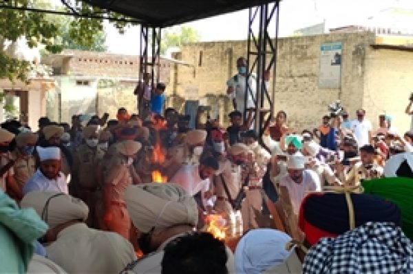 14 ਦਿਨਾਂ ਬਾਅਦ ਜੈਪਾਲ ਭੁੱਲਰ ਦਾ ਕੀਤਾ ਸਸਕਾਰ, ਭਰਾ ਨੇ ਹੱਥਕੜੀਆਂ ਨਾਲ ਹੀ ਭੰਨਿਆ ਘੜਾ ਤੇ ਦਿੱੱਤੀ ਚਿਖਾ ਨੂੰ ਅਗਨੀ