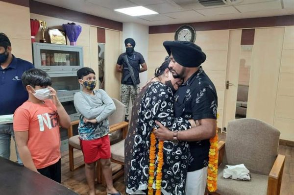 ਮਹਿਲਾ ਕਮਿਸ਼ਨ ਪੰਜਾਬ ਨੇ ਲਹਿੰਬਰ ਹੁਸੈਨਪੁਰੀ ਅਤੇ ਉਸ ਦੀ ਪਤਨੀ ਵਿਚਾਲੇ ਕਰਵਾਈ ਸੁਲ੍ਹਾ