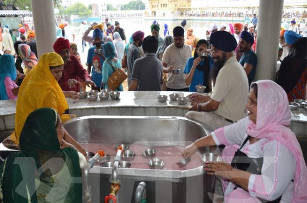 ਸ਼ਹੀਦੀ ਪੁਰਬ ਮੌਕੇ ਸ੍ਰੀ ਹਰਿਮੰਦਰ ਸਾਹਿਬ ਪਰਿਕਰਮਾ ਵਿਖੇ ਲੱਗੀਆਂ ਠੰਡੇ ਮਿੱਠੇ ਜਲ ਦੀਆਂ ਛਬੀਲਾਂ