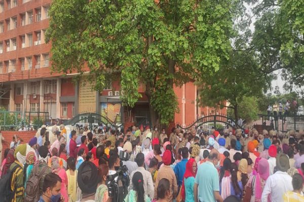 ਅਧਿਆਪਕਾਂ ਨੇ ਵਿਦਿਆ ਭਵਨ ਦੇ ਸਾਰੇ ਗੇਟ ਕੀਤੇ ਬੰਦ