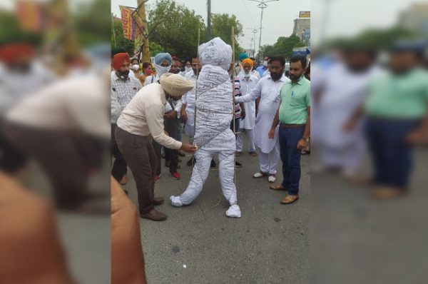 ਕੱਚੇ ਅਧਿਆਪਕਾਂ ਨੂੰ ਪੱਕੇ ਨਾ ਕਰਨ ਖ਼ਿਲਾਫ਼ ਡੀ. ਟੀ. ਐੱਫ. ਨੇ ਹਮਾਇਤ ਵਜੋਂ ਸਰਕਾਰ ਦੀ ਸਾੜੀ ਅਰਥੀ