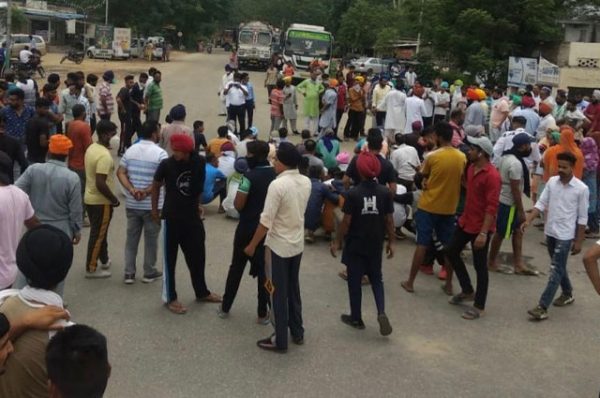 ਜਦੋਂ ਖ਼ਾਕੀ ਵਾਲਾ ਹੀ ਖ਼ਾਕੀ ਤੋ ਇਨਸਾਫ਼ ਮੰਗੇ,ਮਾਮਲਾ ਨੌਜਵਾਨ ਦੀ ਖ਼ੁਦਕੁਸ਼ੀ ਦਾ,ਪਿੰਡ ਵਾਸੀਆਂ ਨੇ ਲਾਇਆ ਧਰਨਾ