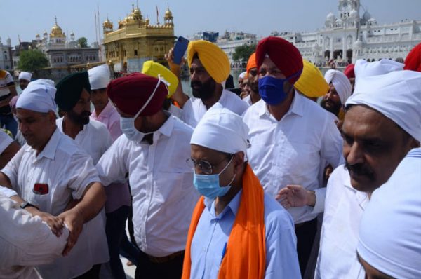 ਅਰਵਿੰਦ ਕੇਜਰੀਵਾਲ ਹੋਏ ਦਰਬਾਰ ਸਾਹਿਬ ਨਤਮਸਤਕ