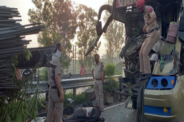 ਖੰਨਾ ‘ਚ ਭਿਆਨਕ ਹਾਦਸੇ ‘ਚ 2 ਲੋਕਾਂ ਦੀ ਮੌਤ, 4 ਲੋਕ ਜ਼ਖਮੀ