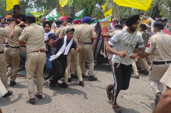 ਰੋਸ ਮਾਰਚ ਸ਼ੁਰੂ, ਚੰਡੀਗੜ੍ਹ ਪੁਲਿਸ ਦੀ ਪਹਿਲੀ ਬੈਰੀਕੇਡਿੰਗ ਤੋੜੀ