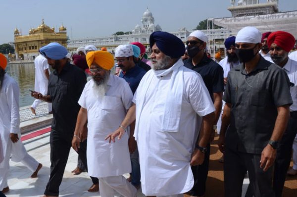 ਸੁਖਬੀਰ ਸਿੰਘ ਬਾਦਲ ਤੇ ਹਰਸਿਮਰਤ ਕੌਰ ਬਾਦਲ ਸ੍ਰੀ ਹਰਿਮੰਦਰ ਸਾਹਿਬ ਵਿਖੇ ਹੋਏ ਨਤਮਸਤਕ