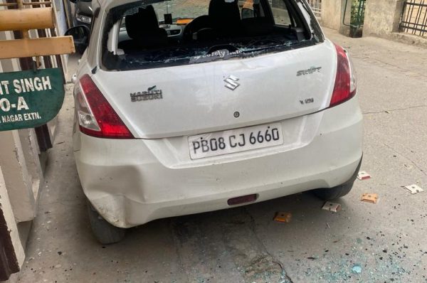 ਗਰੋਵਰ ਕਲੋਨੀ ਵਿੱਚ ਖੜ੍ਹੀ ਗੱਡੀ ਦੇ ਸ਼ੀਸ਼ੇ ਇੱਟਾਂ ਮਾਰਕੇ ਤੋੜੇ