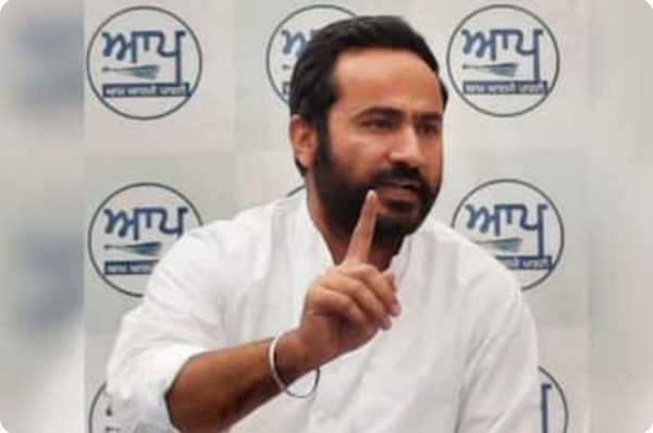 ਕਾਂਗਰਸੀ ਆਗੂਆਂ ਦੇ ਧੀਆਂ ਪੁੱਤਾਂ ਨੂੰ ਨੌਕਰੀਆਂ ਦੇ ਕੇ ‘ਘਰ ਘਰ ਨੌਕਰੀ’ ਦਾ ਵਾਅਦਾ ਪੂਰਾ ਕਰ ਰਹੇ ਨੇ ਕੈਪਟਨ: ਮੀਤ ਹੇਅਰ