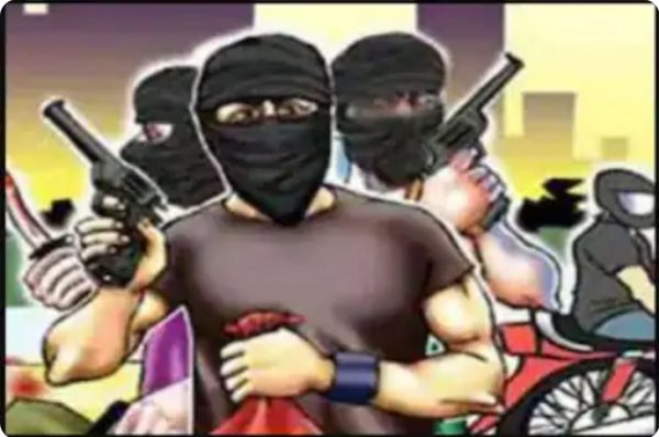 Gurdaspur- ਲੁਟੇਰਿਆਂ ਨੇ ਫਰਜ਼ੀ CBI ਰੇਡ ਕਰ ਪਰਿਵਾਰ ਨੂੰ ਬੰਧਕ ਬਣਾ ਕੇ 35 ਤੋਲੇ ਸੋਨੇ ਤੇ ਨਕਦੀ ਲੈਕੇ ਫਰਾਰ