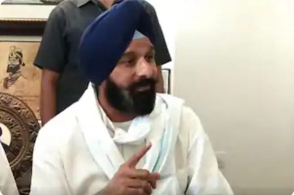 ਕੁੰਵਰ ਵਿਜੇ ਪ੍ਰਤਾਪ ਨੂੰ ‘ਆਪ’ ਵਿਚ ਸ਼ਾਮਲ ਕਰਨ ‘ਤੇ ਭੜਕਿਆ ਅਕਾਲੀ ਦਲ, ਕੈਪਟਨ ਤੇ ਕੇਜਰੀਵਾਲ ‘ਤੇ ਮਿਲੇ ਹੋਣ ਦੇ ਦੋਸ਼