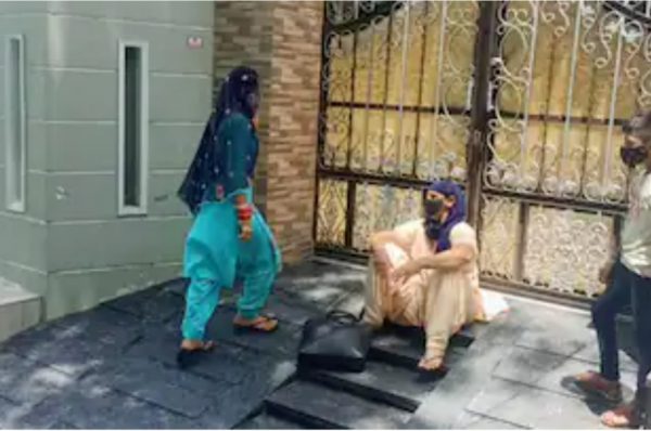 ਨਵ ਵਿਆਹੀ ਖੜਕਾ ਰਹੀ ਏ ਸੁਹਰੇ ਘਰ ਦਾ ਦਰਵਾਜ਼ਾ, ਪਤੀ ਨੇ ਕਿਹਾ- ਬਲੈਕਮੇਲ ਕਰਨ ਲਈ ਕੀਤਾ ਸੀ ਵਿਆਹ