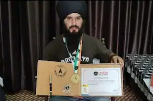 ਦੰਦਾਂ ਨਾਲ 35 ਕਿੱਲੋ ਇੱਟਾਂ ਚੁੱਕ ਕੇ ਜਤਿੰਦਰ ਸਿੰਘ ਨੇ Indian Book Of Record ‘ਚ ਦਰਜ ਕਰਵਾਇਆ ਨਾਮ