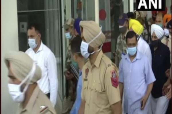 ਅਰਵਿੰਦ ਕੇਜਰੀਵਾਲ ਪਹੁੰਚੇ ਪ੍ਰੈੱਸ ਕਲੱਬ, ਮੁਫ਼ਤ ਬਿਜਲੀ ਦੇਣ ਦਾ ਲਗਾਇਆ ਗਿਆ ਵੱਡਾ ਬੋਰਡ