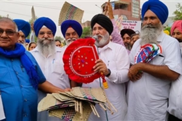 SAD-BSP ਵੱਲੋਂ ਅਨੋਖੀ ਸੇਵਾ; ਬਿਜਲੀ ਕੱਟਾਂ ਤੋਂ ਰਾਹਤ ਦੇਣ ਲਈ ਲੋਕਾਂ ਨੂੰ ਮੁਫਤ ਪੱਖੀਆਂ ਵੰਡੀਆਂ