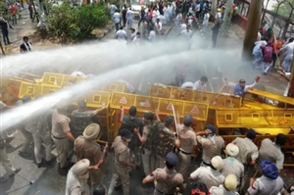 CM ਦੀ ਕੋਠੀ ਘੇਰਨ ਜਾ ਰਹੇ ਭਾਜਯੂਮੋ ਵਰਕਰਾਂ ਤੇ ਚੰਡੀਗੜ੍ਹ ਪੁਲਿਸ ਵਿਚਕਾਰ ਹੋਈ ਧੱਕਾ-ਮੁੱਕੀ, ਮਹਿਲਾ ASI ਜ਼ਖ਼ਮੀ